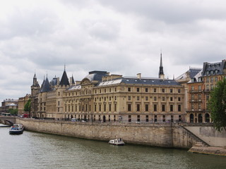 Fototapeta na wymiar Paryż, Pałac Sprawiedliwości z Conciergerie