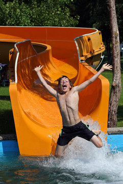 Junge auf wasserrutschbahn