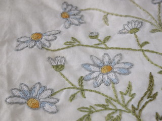 カモミールの刺繍