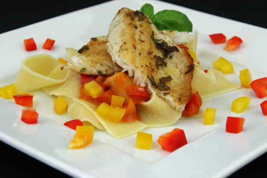 Zanderfilet auf Pappardelle mit Paprikaso&szlig;e
