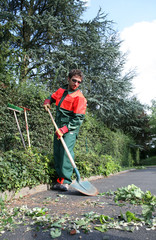 entretien par un agent jardinier municipal d'espaces verts