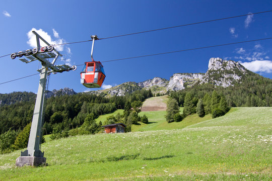 Fototapeta Lofer - Bergbahn mit Grubhörndl und Gföllhörndl