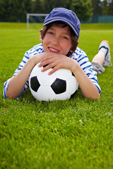 Junge auf dem Fußballplatz