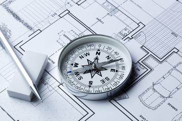 concept boussole sur plan de construction