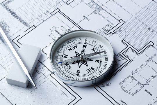 concept boussole sur plan de construction