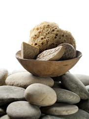 savons et éponges naturels sur galets