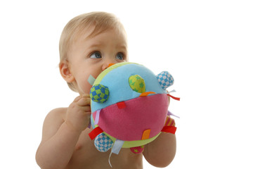 bébé en train de jouer avec une balle