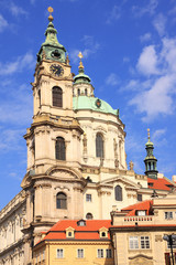 Fototapeta na wymiar Piękny widok na katedrę św Mikołaja w Pradze 