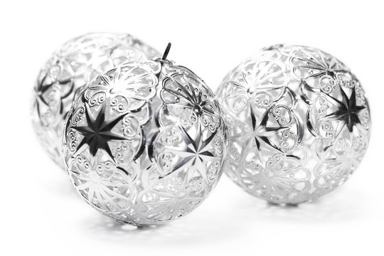 drei metallene christbaumkugeln