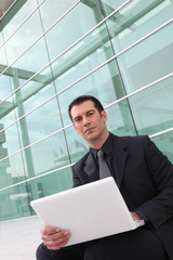 Homme d'affaires devant un ordinateur portable