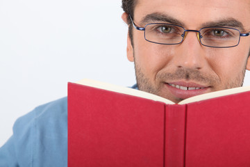 Portrait d'un homme lisant un livre