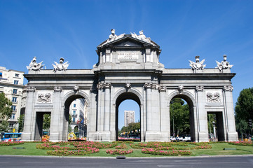 Fototapeta na wymiar Puerta de Alcala w Madrycie, Hiszpania
