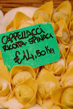 Fresh cappellacci / tortelloni pasta
