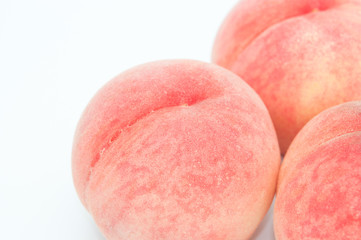 3つの白桃