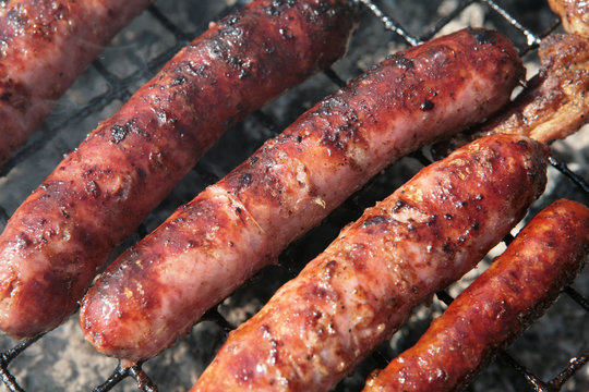 saucisses, godivos et merguez sur barbecue de vacances