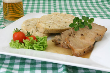 Schweinsbraten mit Serviettenknödel