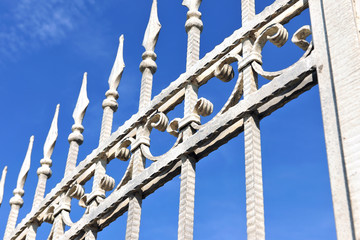 Schönes schmiedeeisernes Tor aus Metall