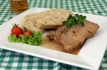 Schweinsbraten mit Serviettenknödel und Bier