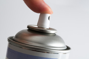 Sprühkopf einer Spraydose mit Finger