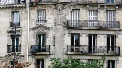 Fototapeta na wymiar Paris, Immeuble décoré (second Empire)