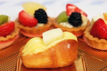 babbà con pasticcini sullo sfondo