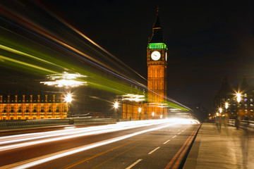 Fototapeta na wymiar Ruch w nocy Londyn, UK