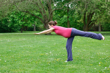 Obraz na płótnie Canvas Pregnant woman exercising in the park