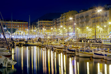 Fototapeta na wymiar Nizza Hafen beleuchtet