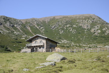 Fototapeta na wymiar Almhütte am Villanderer Berg