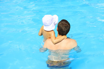Father and daughter in the pool - obrazy, fototapety, plakaty