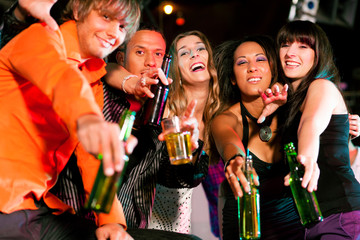 Freunde in Bar oder Disco