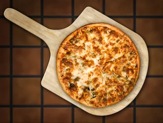 Foto op Plexiglas Pizzeria Pizza op houten schil