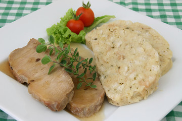 Schweinebraten mit Serviettenknödel