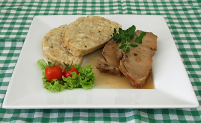 Schweinebraten mit Serviettenknödel