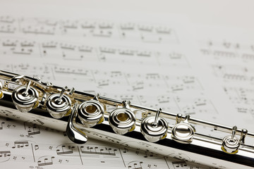 フルートと楽譜 © arkgarden