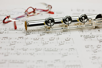 フルートと楽譜とメガネ