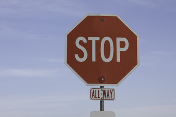 Obraz premium Stop Sign on a Blue Sky Background