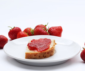 Erdbeermarmelade auf frischem Brot