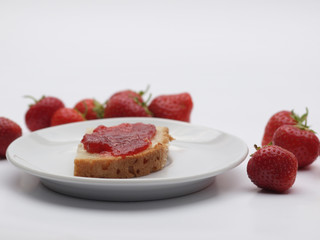 Brotscheibe mit frischer Erdbeermarmelade