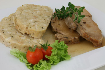 Schweinsbraten mit Saft und Knödel