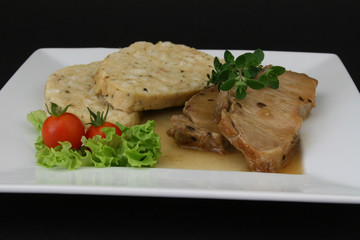 Schweinsbraten mit Serviettenknödel