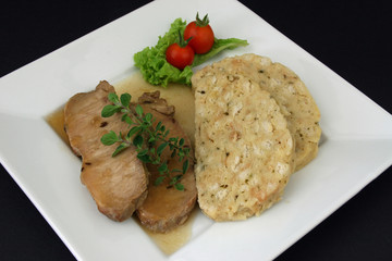 Schweinebraten mit Bratensaft und Knödel