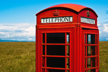 rote Telefonzelle einsam in der Landschaft V4