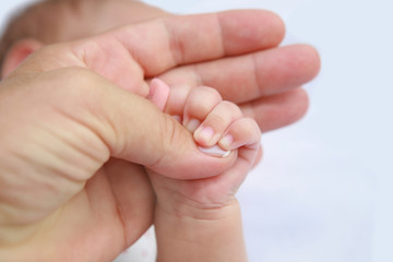 Obraz na płótnie Canvas Mother's and baby's hands
