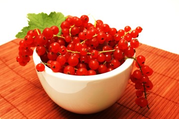 Beeren in weißer Schüssel