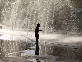 Jugando en la fuente 03