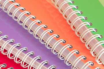 Cahiers à spirales colorés