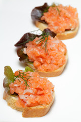 Canapes mit Lachstatar
