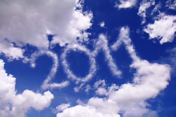 青空に浮かぶ2011の文字