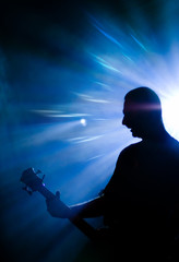 guitariste concert lumière spot bleu scène ambiance musique